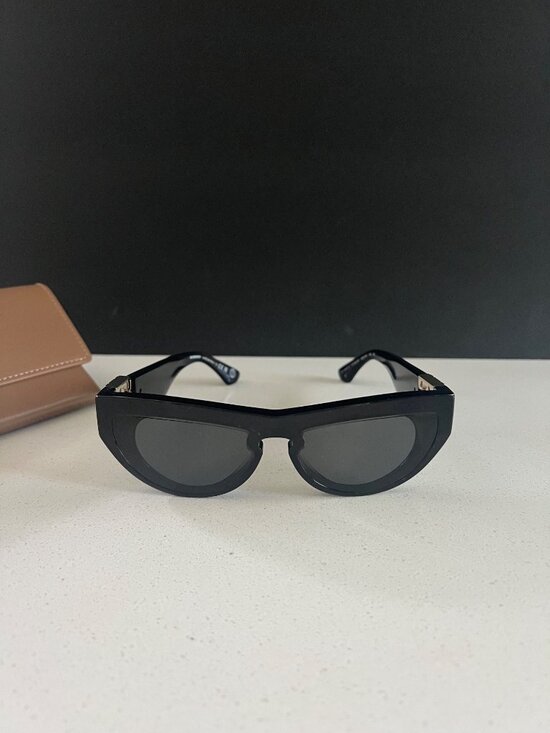 Burberry BE4422U cat eye black sunglasses main image 4